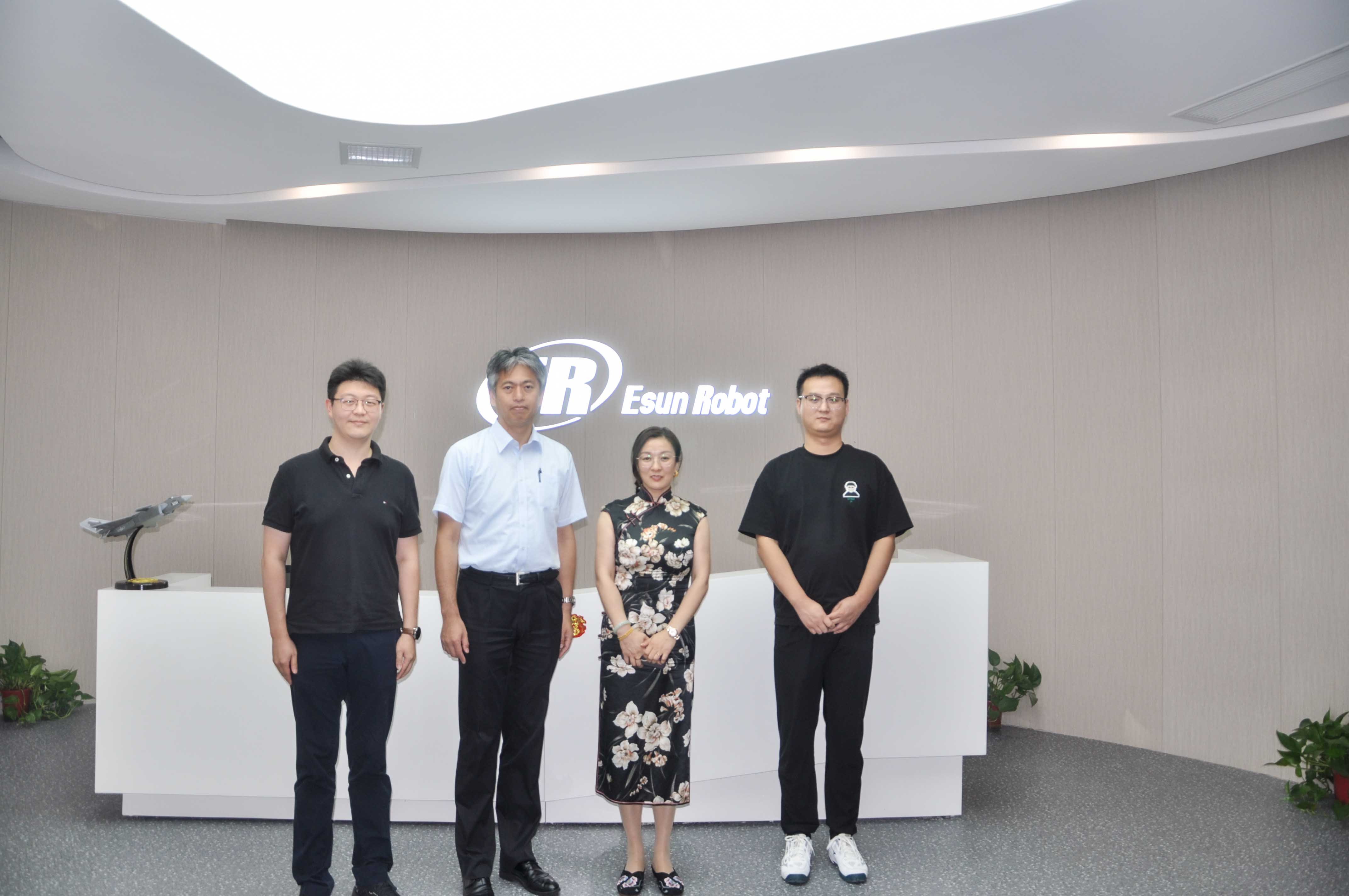 熱烈歡迎EPSON巖崎副總經(jīng)理一行蒞臨鎰升機器人參觀！